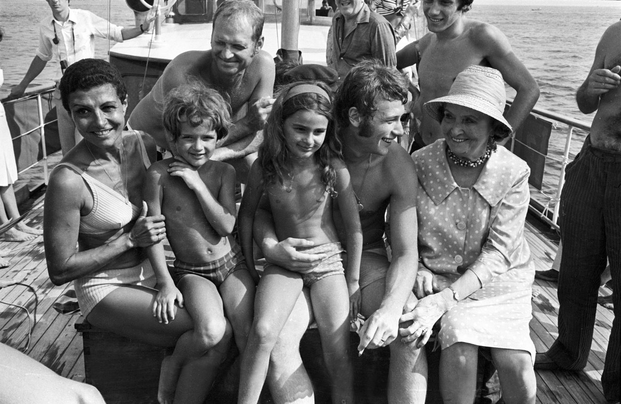Francuski piosenkarz Johnny Hallyday podczas wakacji z rodziną w 1967 roku na francuskiej Riwierze Ze swoim kuzynem Desta autorstwa Unbekannt Unbekannt