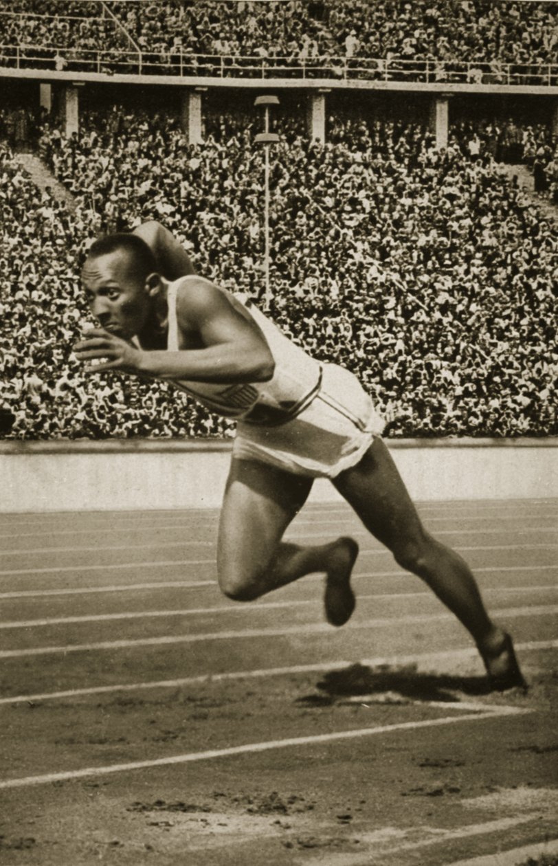Jesse Owens na starcie biegu na 200 m na Igrzyskach Olimpijskich w Berlinie w 1936 r. autorstwa Unbekannt Unbekannt
