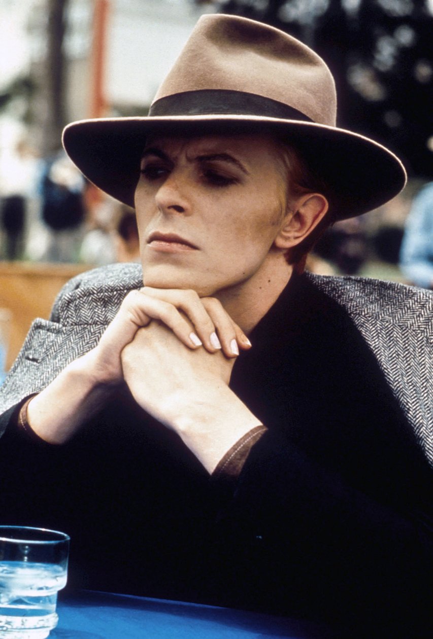 Człowiek, który przybył z innego miejsca Człowiek, który spadł na ziemię NicolasRoeg z Davidem Bowie, 1976 autorstwa Unbekannt Unbekannt