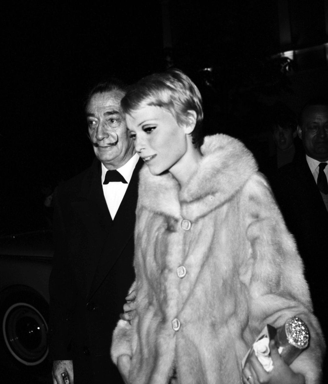Salvador Dali i Mia Farrow na premierze filmu „Noc generałów”, Paryż, 19 kwietnia 1967 autorstwa Unbekannt Unbekannt