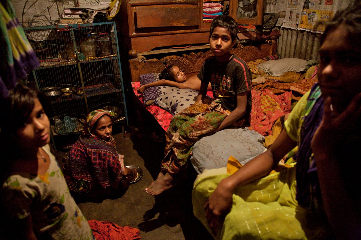 Rodzina mieszkająca w bambusowych slumsach, niedaleko rzeki Buriganga, w Starej Dhace w Bangladeszu. 21 lutego 2007. Aż 6 do 10 osób mieszka w pokojach o wymiarach 10 stóp na 10 stóp, dzieląc między sobą pompę ręczną, toaletę i kuchnię. Większość ludzi mie autorstwa Unbekannt Unbekannt
