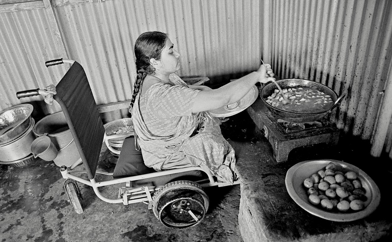 Kobieta z niepełnosprawnością ruchową przygotowuje jedzenie dla swoich kolegów w Centrum Rehabilitacji Sparaliżowanych, CRP w Savar, Dhaka, Bangladesz. 2005. autorstwa Unbekannt Unbekannt