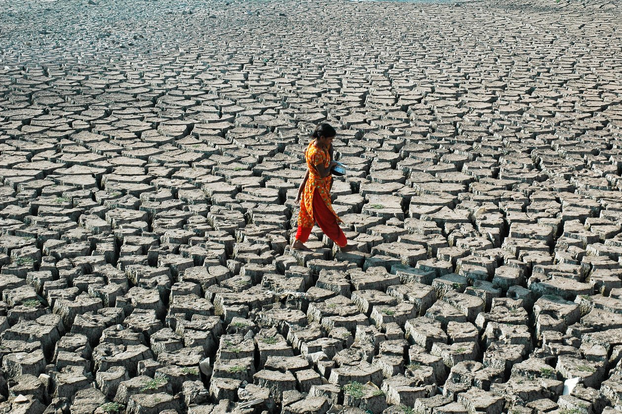 Młoda dziewczyna i jej siostra z grupy poniżej poziomu ubóstwa, w wyschniętym korycie rzeki Buriganga, w Hazaribagh, Dhaka, Bangladesz. 4 marca 2005 r. autorstwa Unbekannt Unbekannt