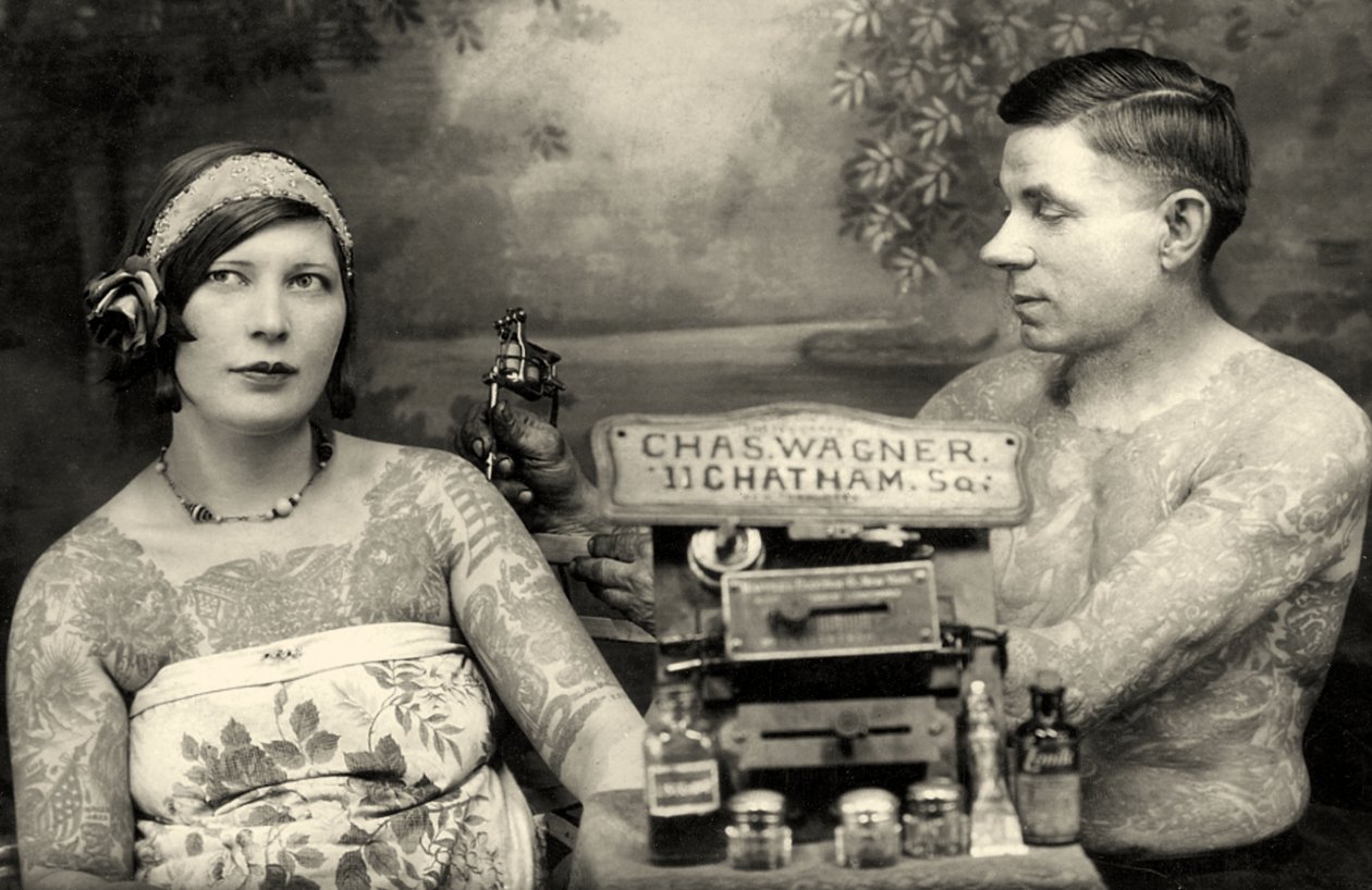 Charles Wagner tatuuje klienta swoją nowo opatentowaną maszynką do tatuażu. ok. 1905 autorstwa Unbekannt Unbekannt