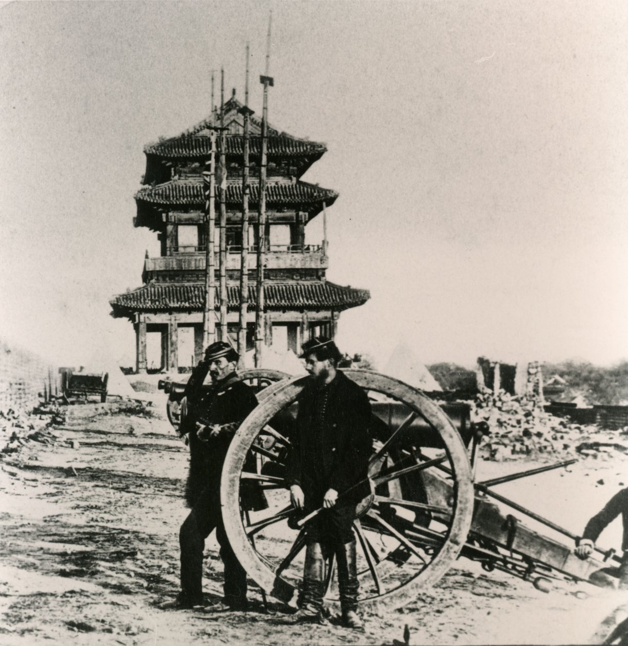 Żołnierze francuscy przy armacie w Pekinie podczas anglo-francuskiej ekspedycji do Chin, 1860 autorstwa Unbekannt Unbekannt