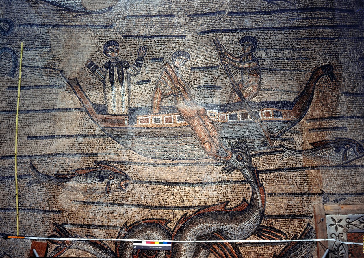 Jonasz połknięty przez wieloryba, fragment dekoracyjnego chodnika przedstawiający chrześcijańskie wizerunki i pogańskie symbole, ok. 313 r. n.e. autorstwa Unbekannt Unbekannt