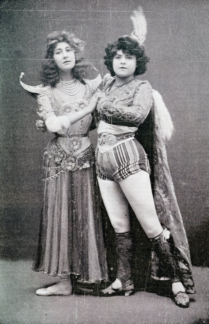 Liane de Pougy występująca jako indyjska bogini „La Yakcha” w Palace Theatre w Londynie ze swoją asystentką, Lallie Pernod, 1901 autorstwa Unbekannt Unbekannt