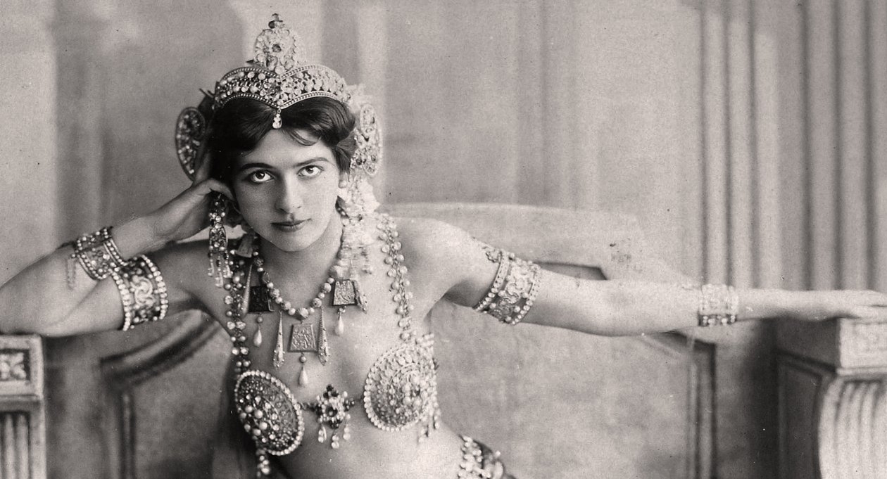 Mata Hari w wysadzanym klejnotami bikini. ok. 1910 autorstwa Unbekannt Unbekannt