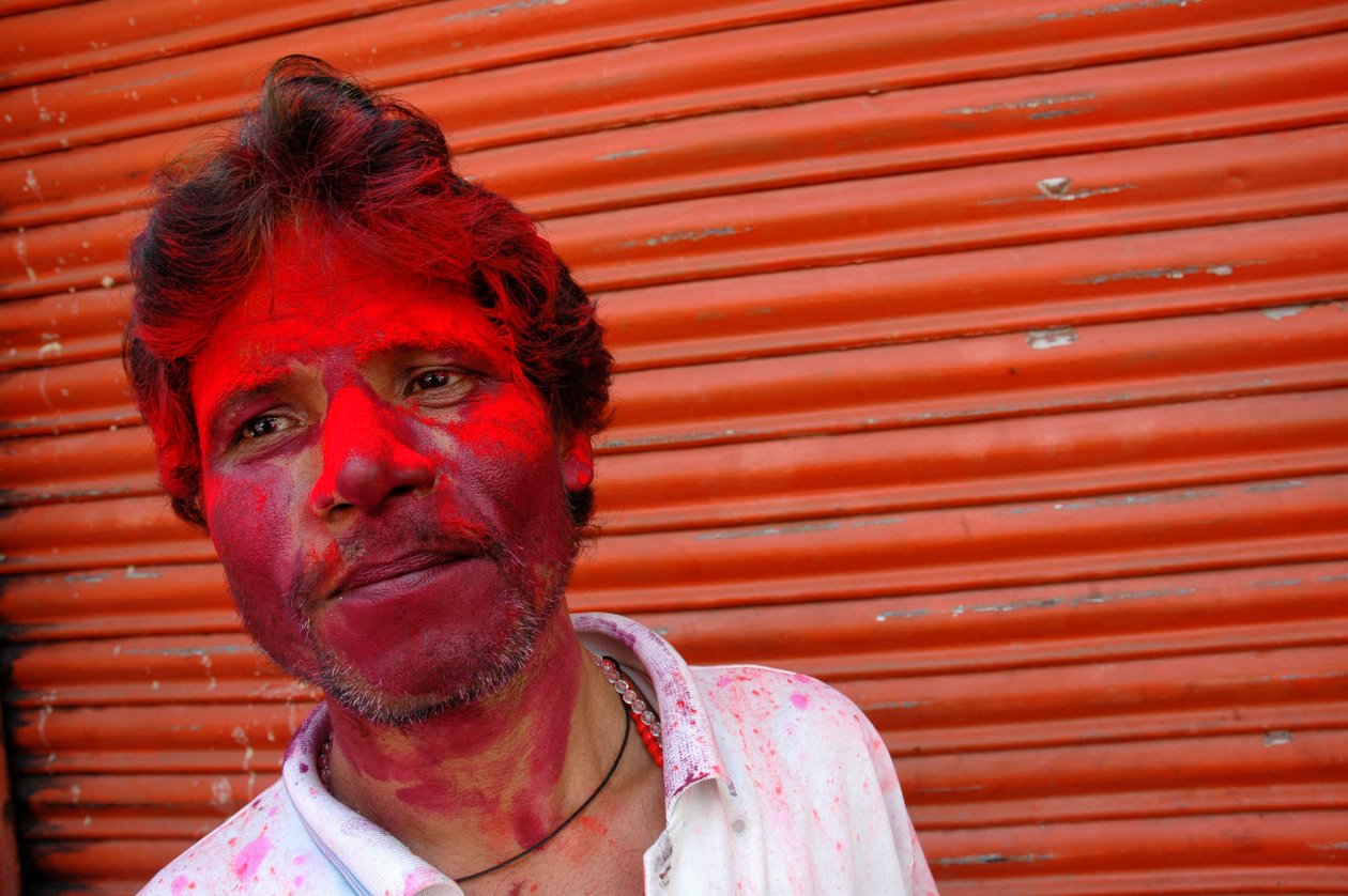 Portret mężczyzny rozmazany kolorem podczas festiwalu holi. Kalkuta, Indie. 4 marca 2007 r. autorstwa Unbekannt Unbekannt
