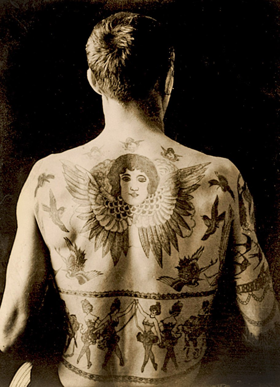 Portret mężczyzny z wyszukanym tatuażem na plecach ok. 1910 r. autorstwa Unbekannt Unbekannt
