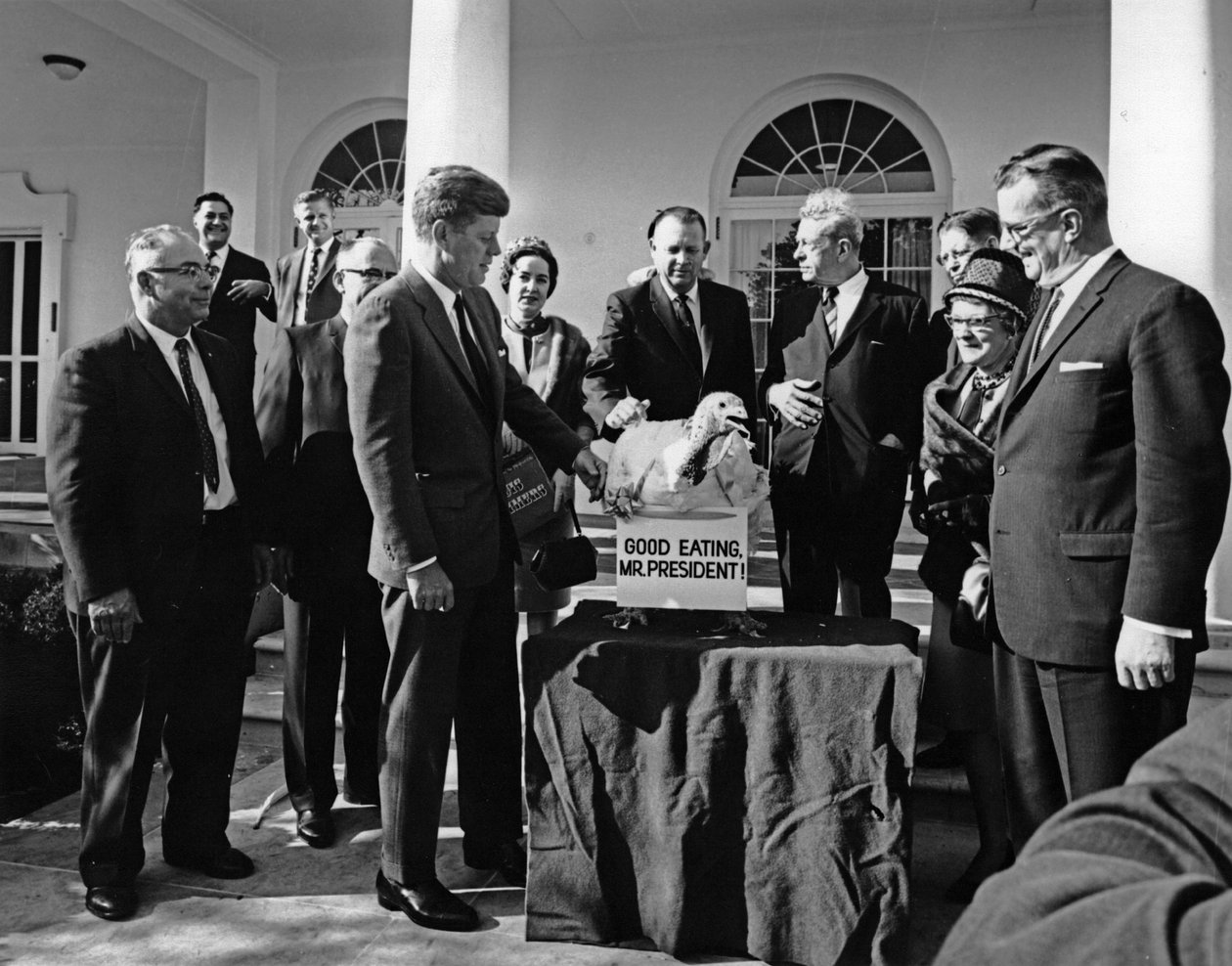Prezydent John F. Kennedy odbiera Święto Dziękczynienia Turcji w Białym Domu, listopad 1963 r autorstwa Unbekannt Unbekannt