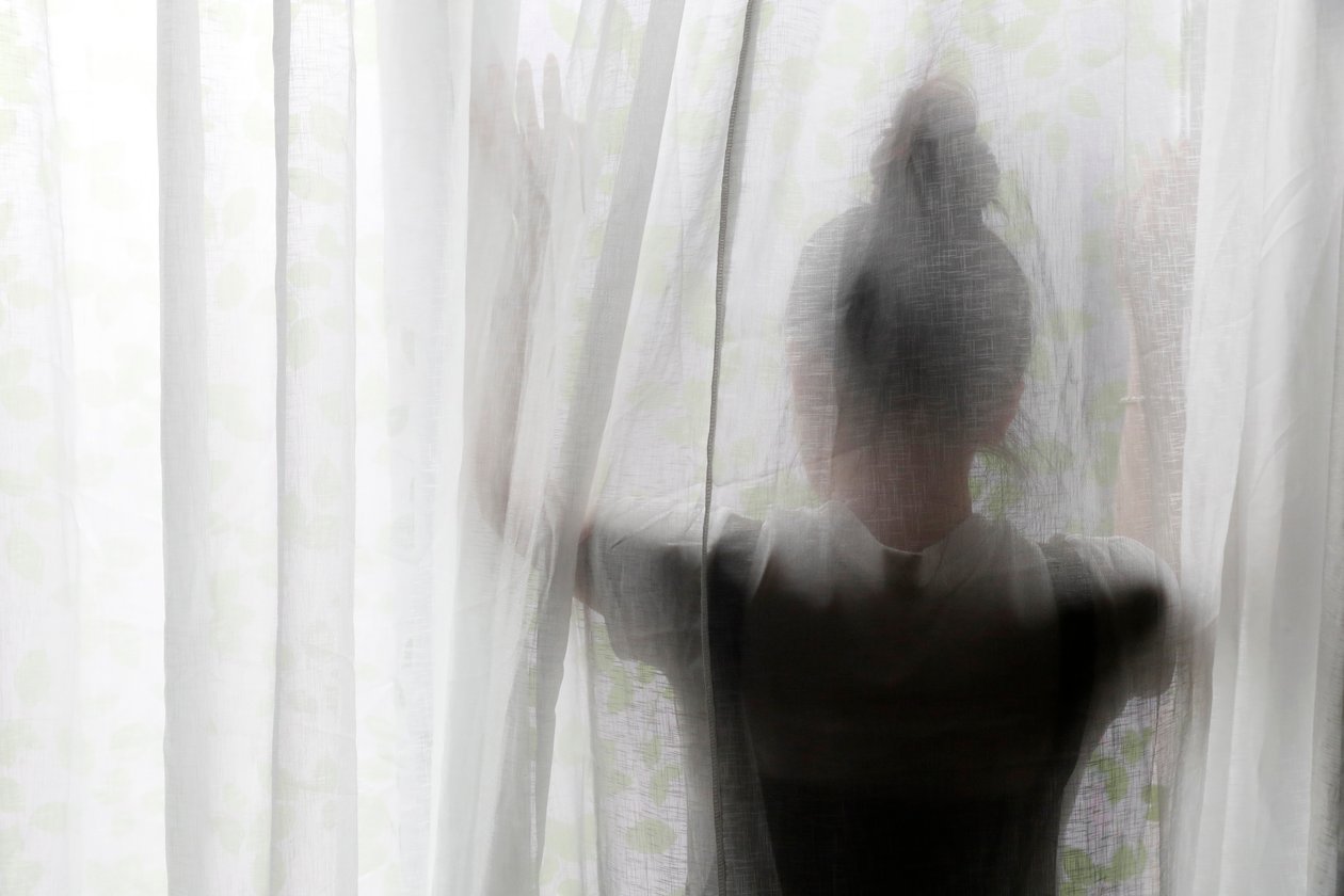 Sylwetka kobiety za półprzezroczystą zasłoną, Ho Chi Minh, Wietnam autorstwa Unbekannt Unbekannt