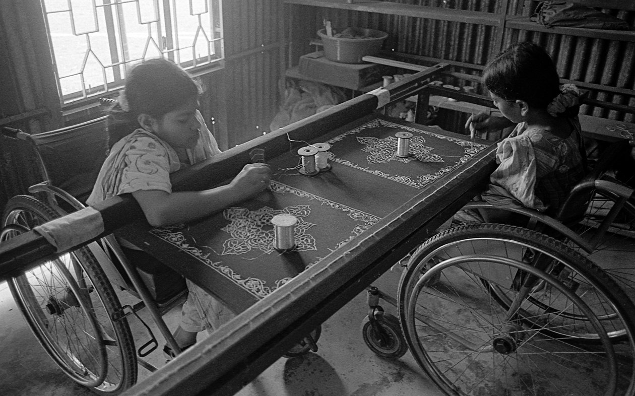 Dwie niepełnosprawne fizycznie dziewczyny są zaangażowane w haftowanie ubrań w Centrum Rehabilitacji Porażonych, CRP w Savar, Dhaka, Bangladesz. 2005. autorstwa Unbekannt Unbekannt