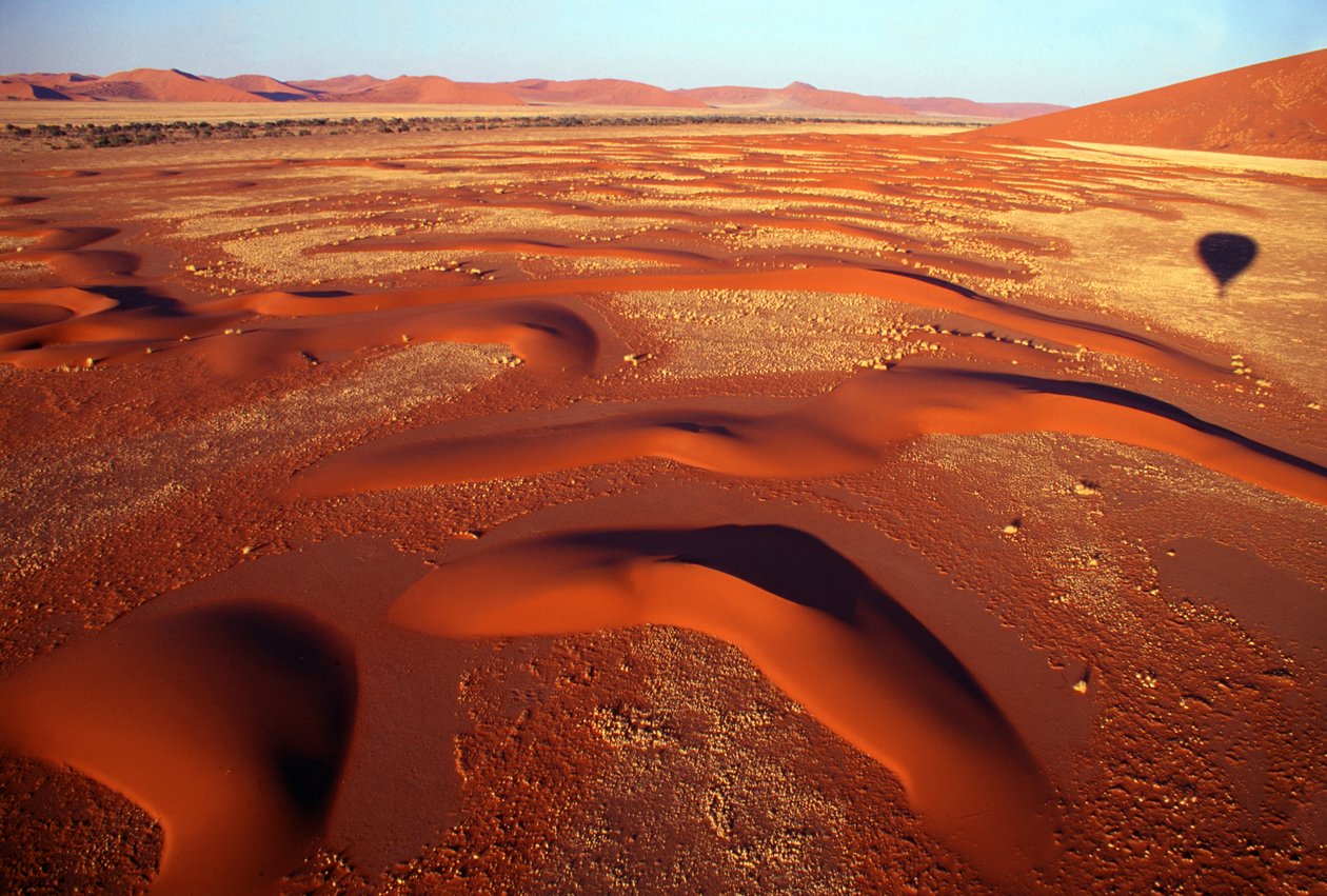 widok na dolinę wydm z lotu balonem tuż po wschodzie słońca w pobliżu Sossusvlei na pustyni Namib w Namibii. 24-07-2003. autorstwa Unbekannt Unbekannt