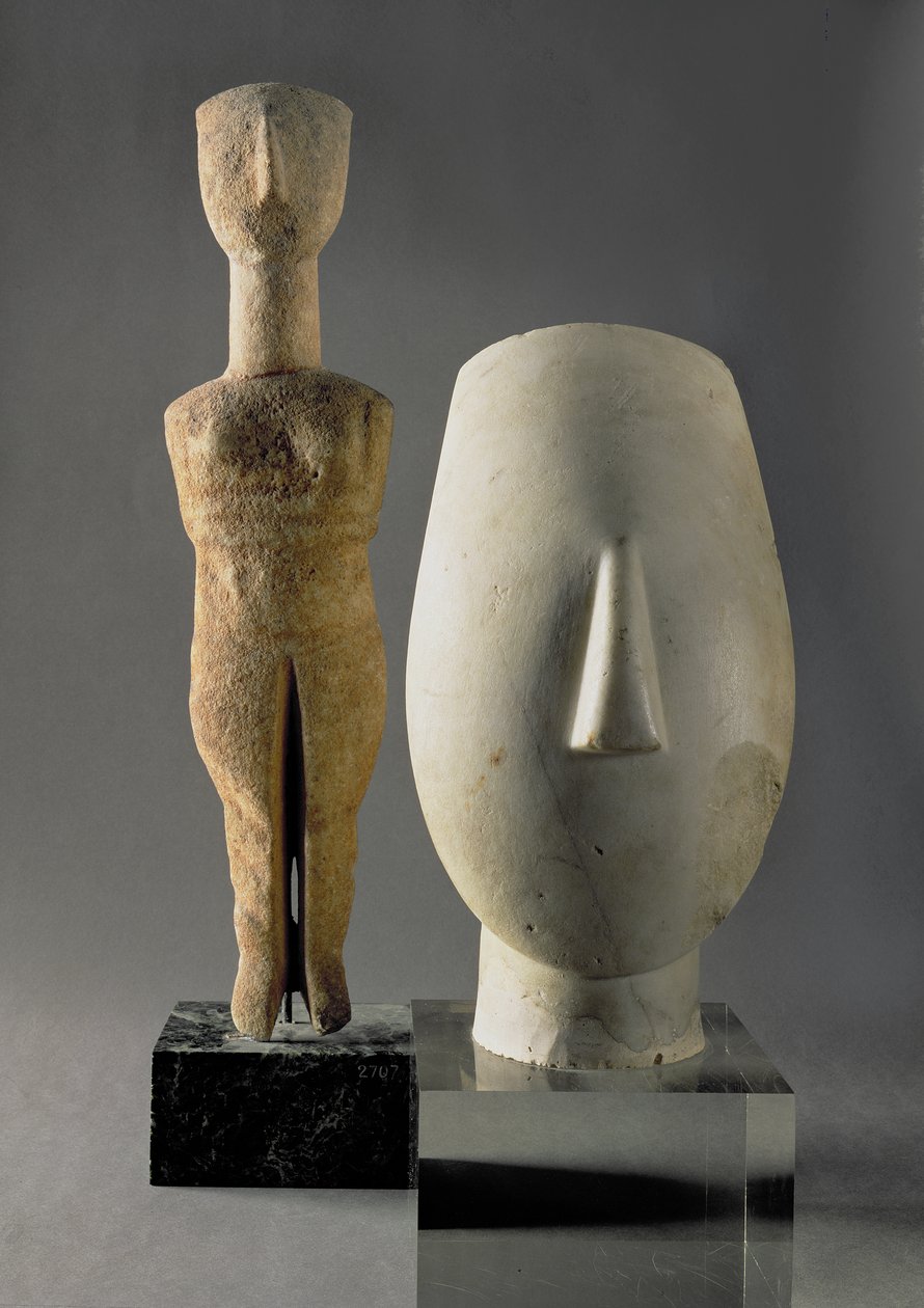 (od lewej) Figurka ze skrzyżowanymi ramionami, Cyklad; głowa kobiety, fragment posągu, z Keros, wczesny okres cykladzki II ok. 2700-2400 pne (marmur) autorstwa Unbekannt