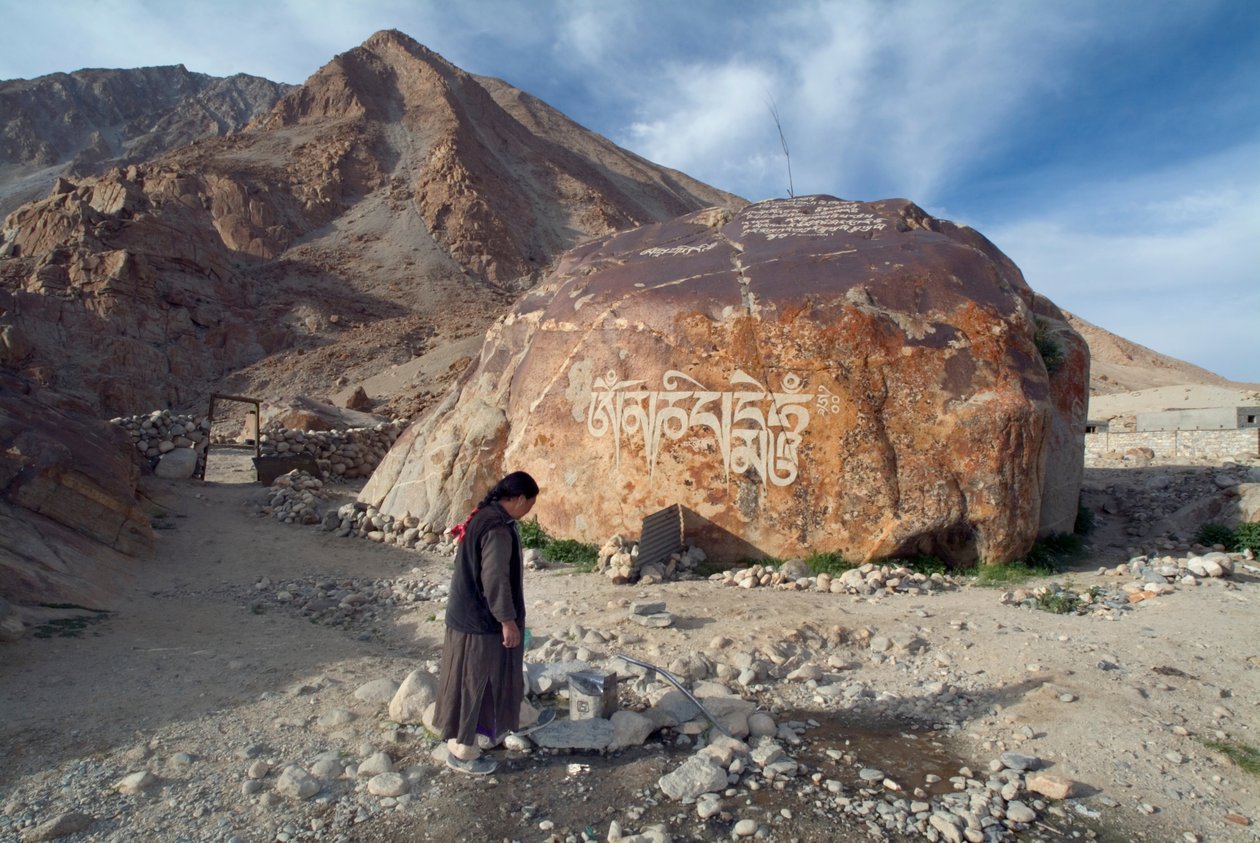 Kobieta z wioski Ladakhi pobierająca wodę z rury komunalnej, Tangtse, Ladakh, Indie (zdjęcie) autorstwa Unbekannt