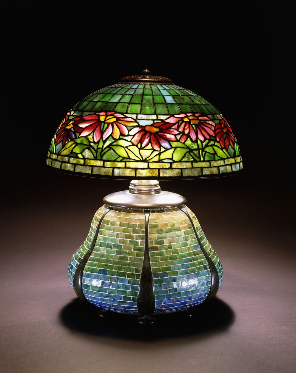 Lampa stołowa ze szkła ołowiowego "Poinsecja", ok. 1900 r. 1902-1932 autorstwa Unbekannt