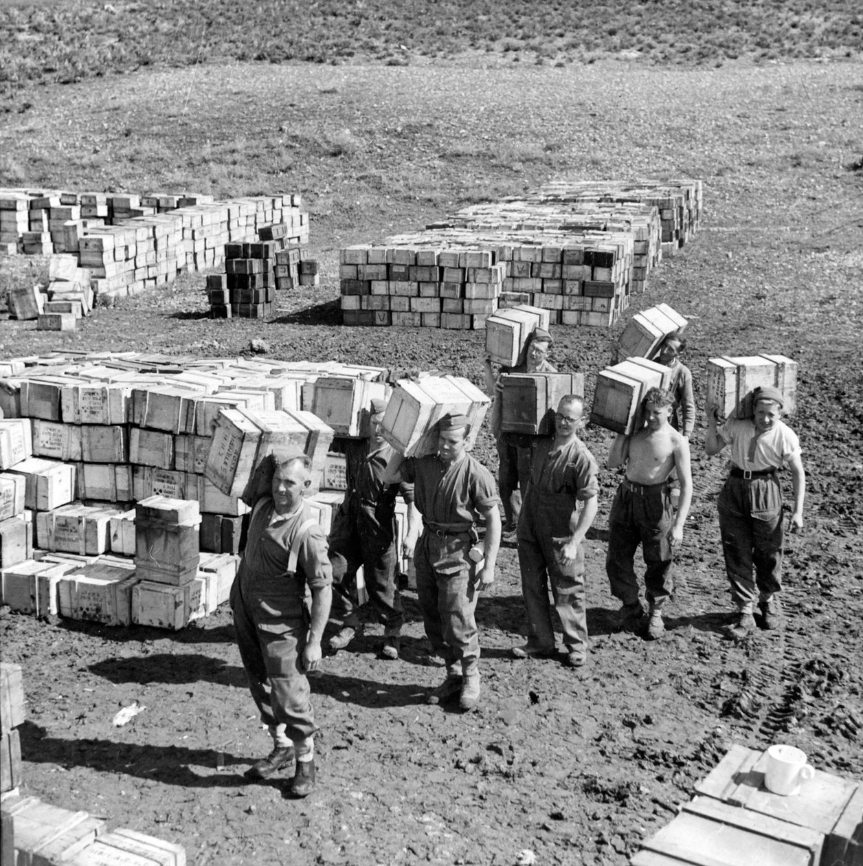 Składowisko odpadów i ludzie wnoszący do niego więcej zapasów, marzec 1943 (zjeżdżalnia z latarnią) autorstwa Unbekannt