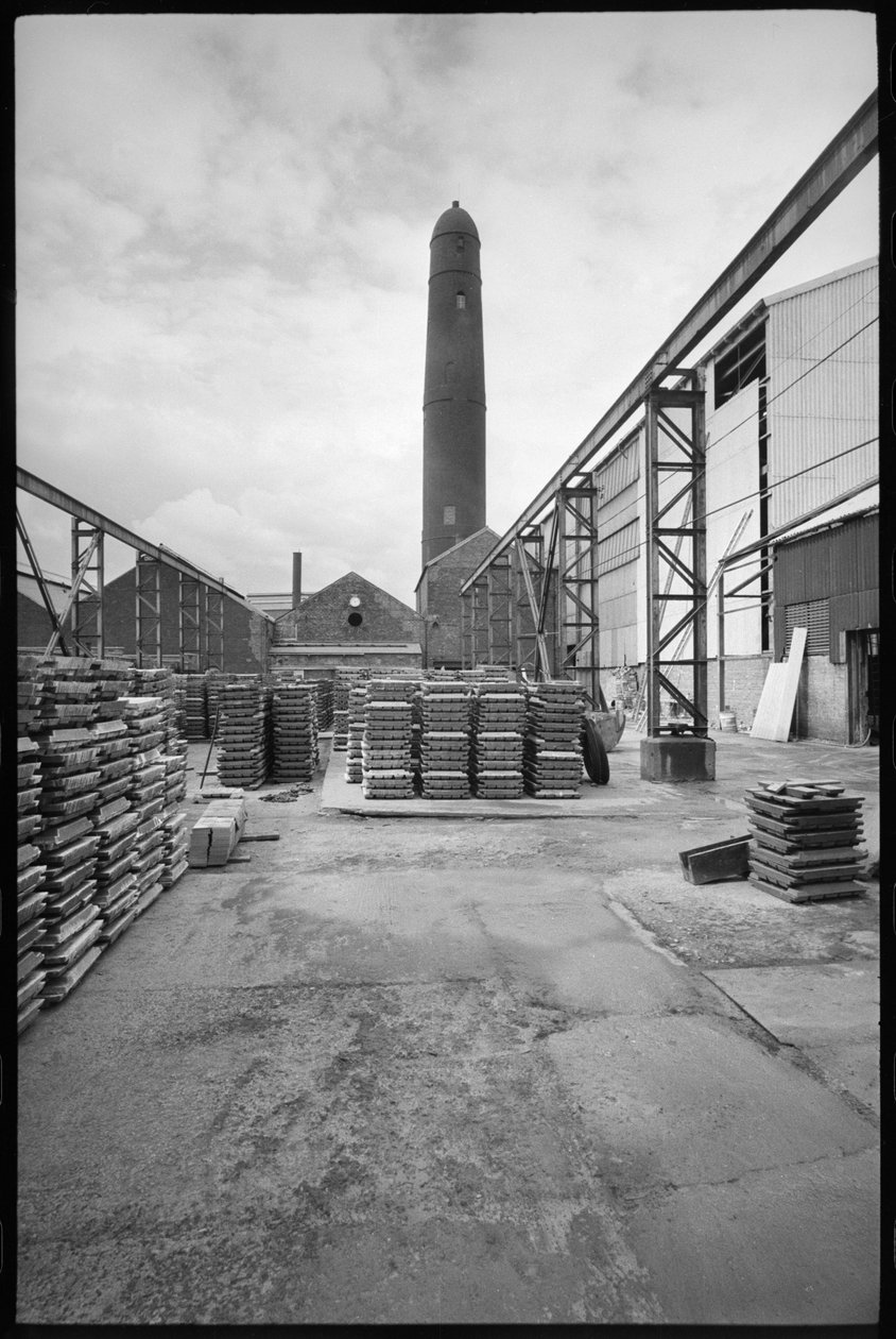 Ogólny widok Elswick Shot Tower, zburzonej w latach 1968-69, służącej do tworzenia ołowianych ujęć, z dziedzińcem z paletami na pierwszym planie, ok. 1955-69 (fot. czarno-białe) autorstwa Unbekannter Künstler