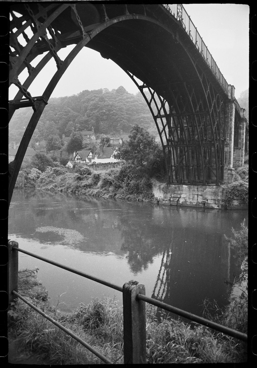Ogólny widok Iron Bridge, Iron Bridge, Ironbridge, The Gorge, Telford i Wrekin, Wielka Brytania, ok. 1955-82 (czarno-białe zdjęcie) autorstwa Unbekannter Künstler