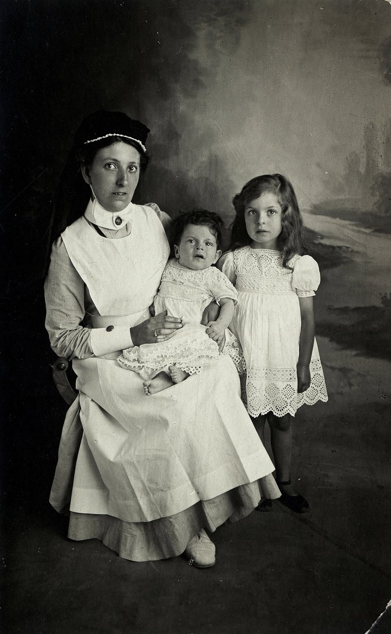 „Pielęgniarka” pozująca z dziećmi w latach dwudziestych. autorstwa William M. Timlin