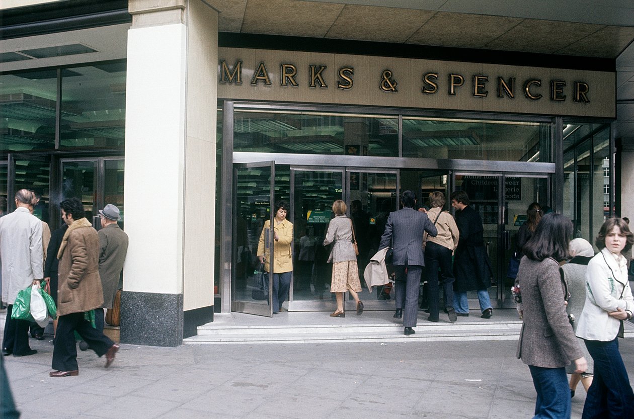 Uma vista de rua da rua Oxford com a entrada da Marks & Spencer, Londres, UKpolish autorstwa Unbekannter Künstler