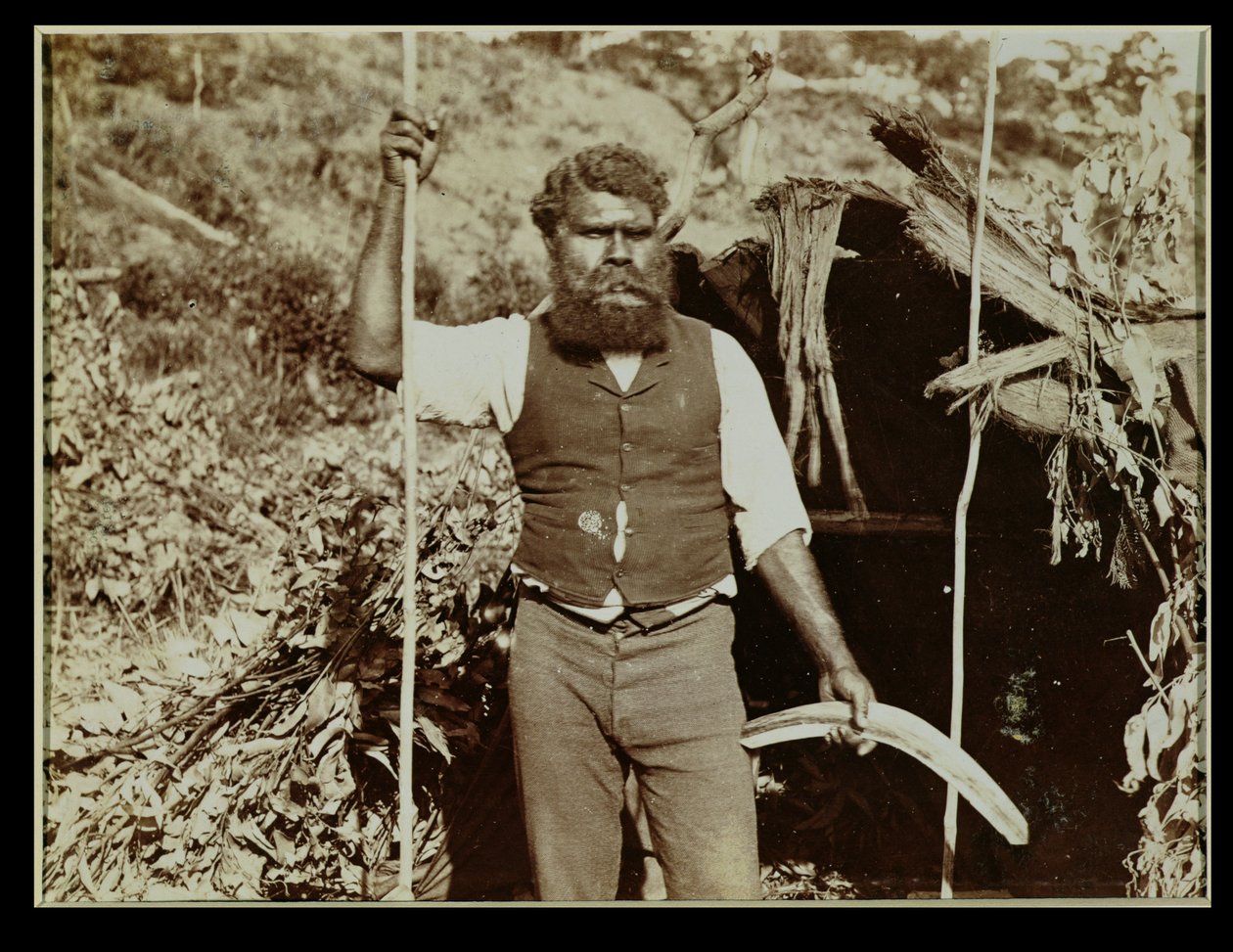 Aborygen z bumerangiem, ok. 1860 (zdjęcie w sepii) autorstwa Unbekannt