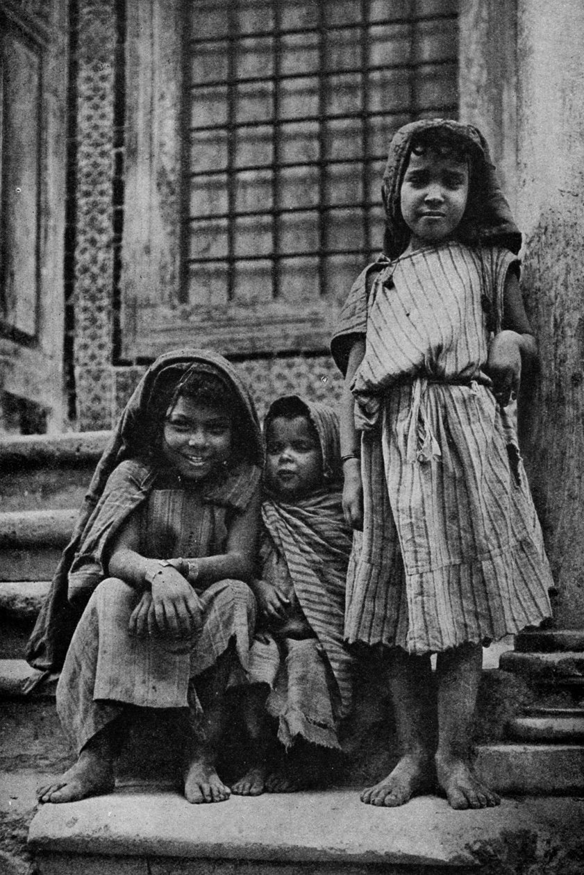 Afryka. Uliczni żebracy Arabowie przed meczetem w Tunisie. 1920 autorstwa Unbekannt