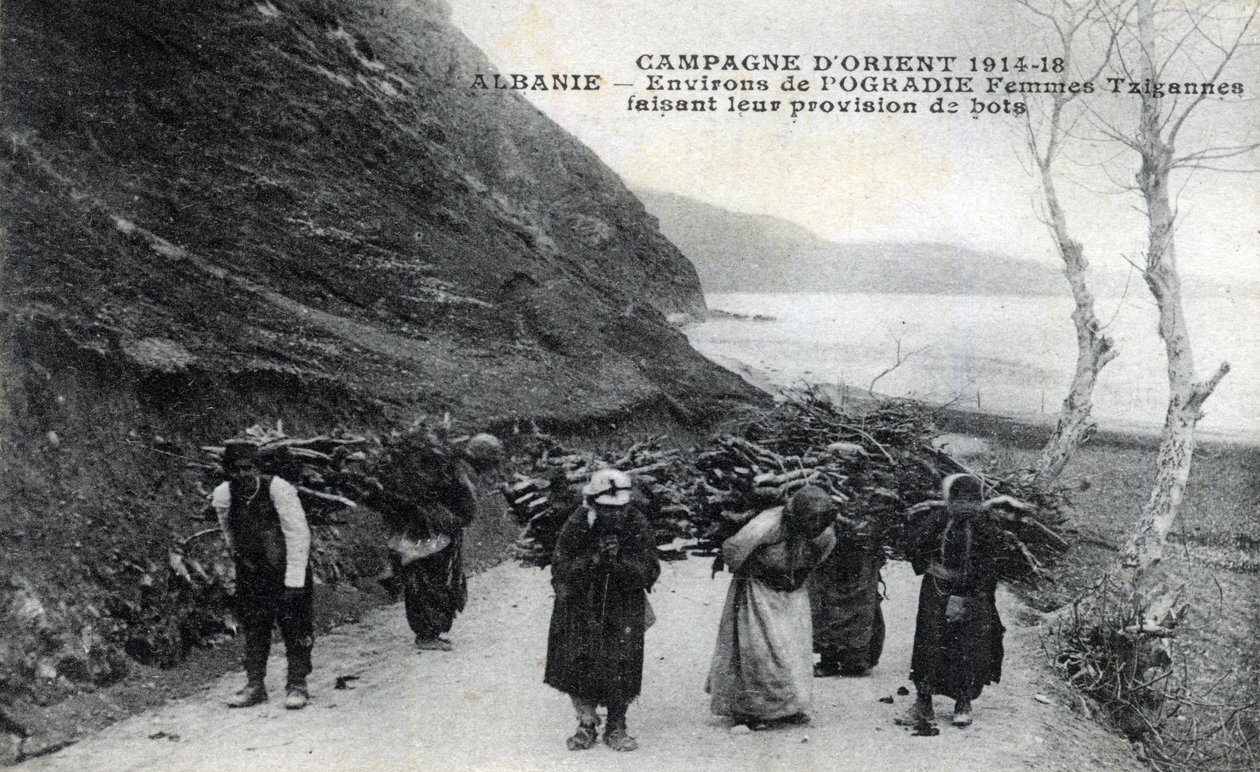 Albania: Cyganki noszące drewniane tobołki na plecach - Pocztówka 1914-1918 autorstwa William M. Timlin