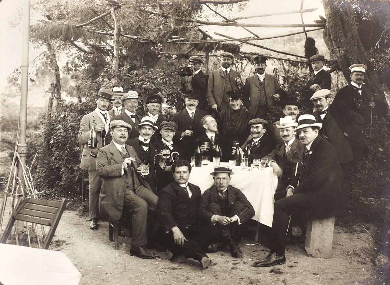 Album "Meine mittelmeer-reise 1910": Grupa ludzi pozujących podczas wznoszenia toastu w ogrodzie autorstwa Unbekannter Künstler
