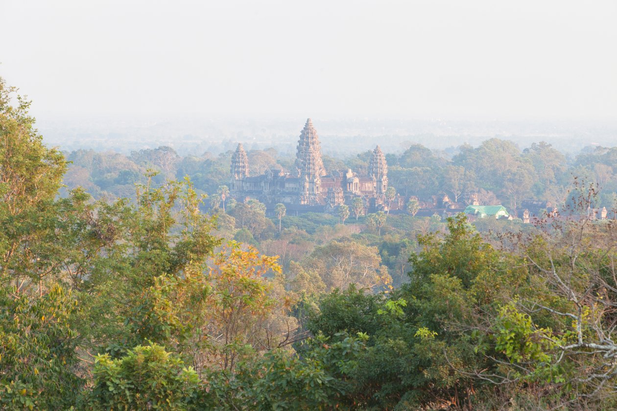 Angkor Wat widziany ze świątyni na zboczu wzgórza Phnom Bakheng, Siem Reap, Kambodża (zdjęcie) autorstwa Unbekannter Künstler