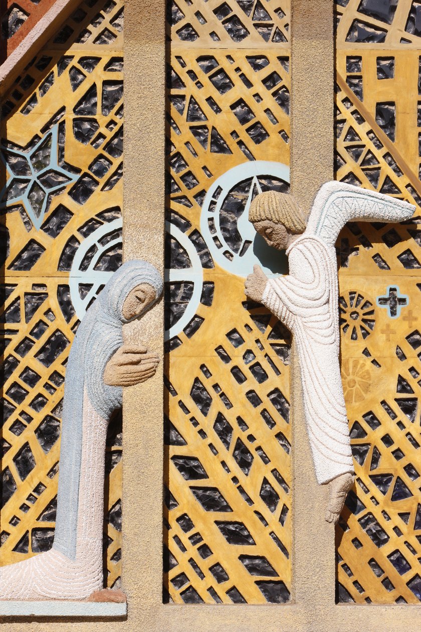Rzeźba Zwiastowania w kościele Notre-Dame de Consolation projektu Raymonda Vaillanta, Hyeres, Francja autorstwa Unbekannt
