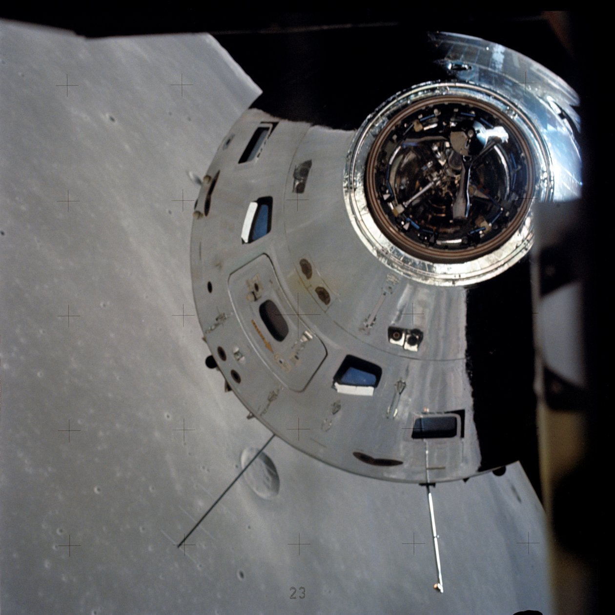 Moduły dowodzenia/obsługi Apollo 17 sfotografowane z modułu księżycowego na orbicie autorstwa Unbekannt