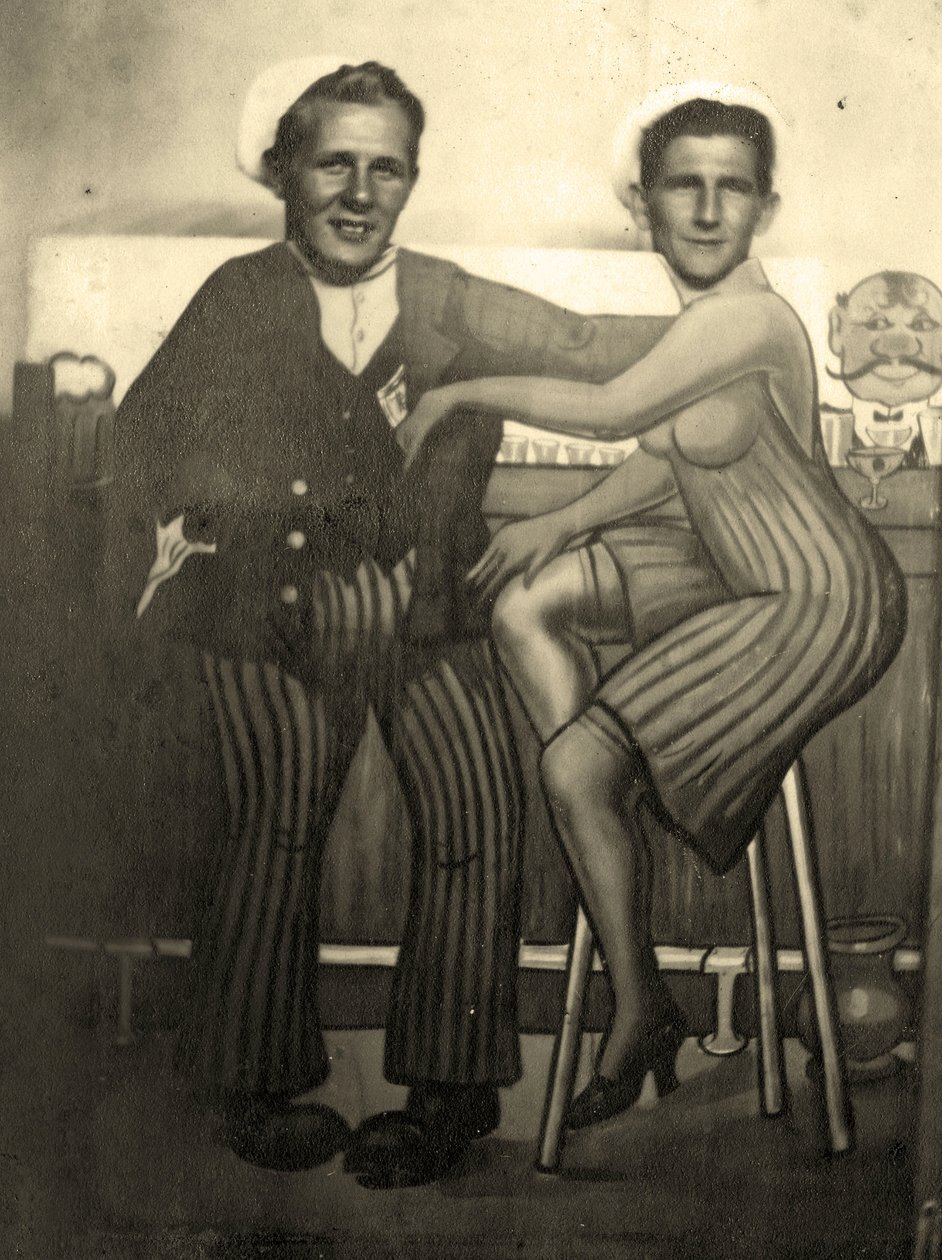 Zręcznościowe zdjęcie dwóch amerykańskich marynarzy, c.1939 (zdjęcie czarno-białe) autorstwa Juste Lisch
