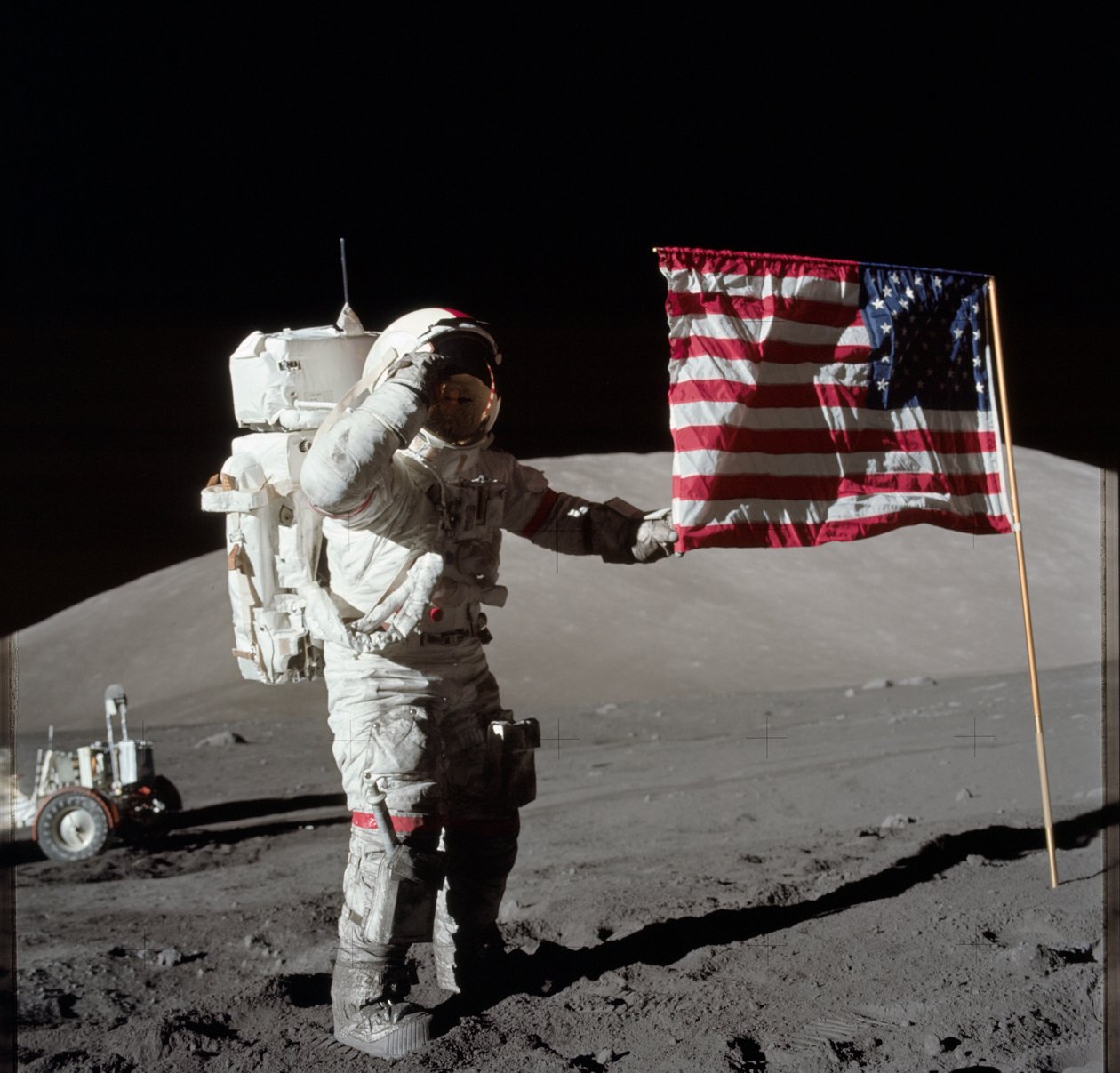 Astronauta Eugene A. Cernan, dowódca misji Apollo 17, jest sfotografowany obok rozłożonej flagi Stanów Zjednoczonych podczas aktywności pozawozowej na powierzchni Księżyca (EVA) na lądowisku Taurus-Littrow. Najwyższa część flagi wydaje się wskazywać na nas autorstwa Unbekannt