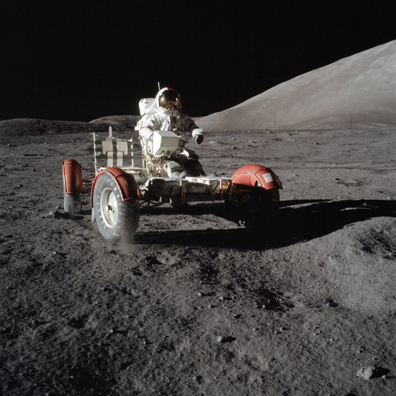 Astronauta Eugene Cernan prowadzi Lunar Roving Vehicle podczas pierwszego EVA autorstwa Unbekannt