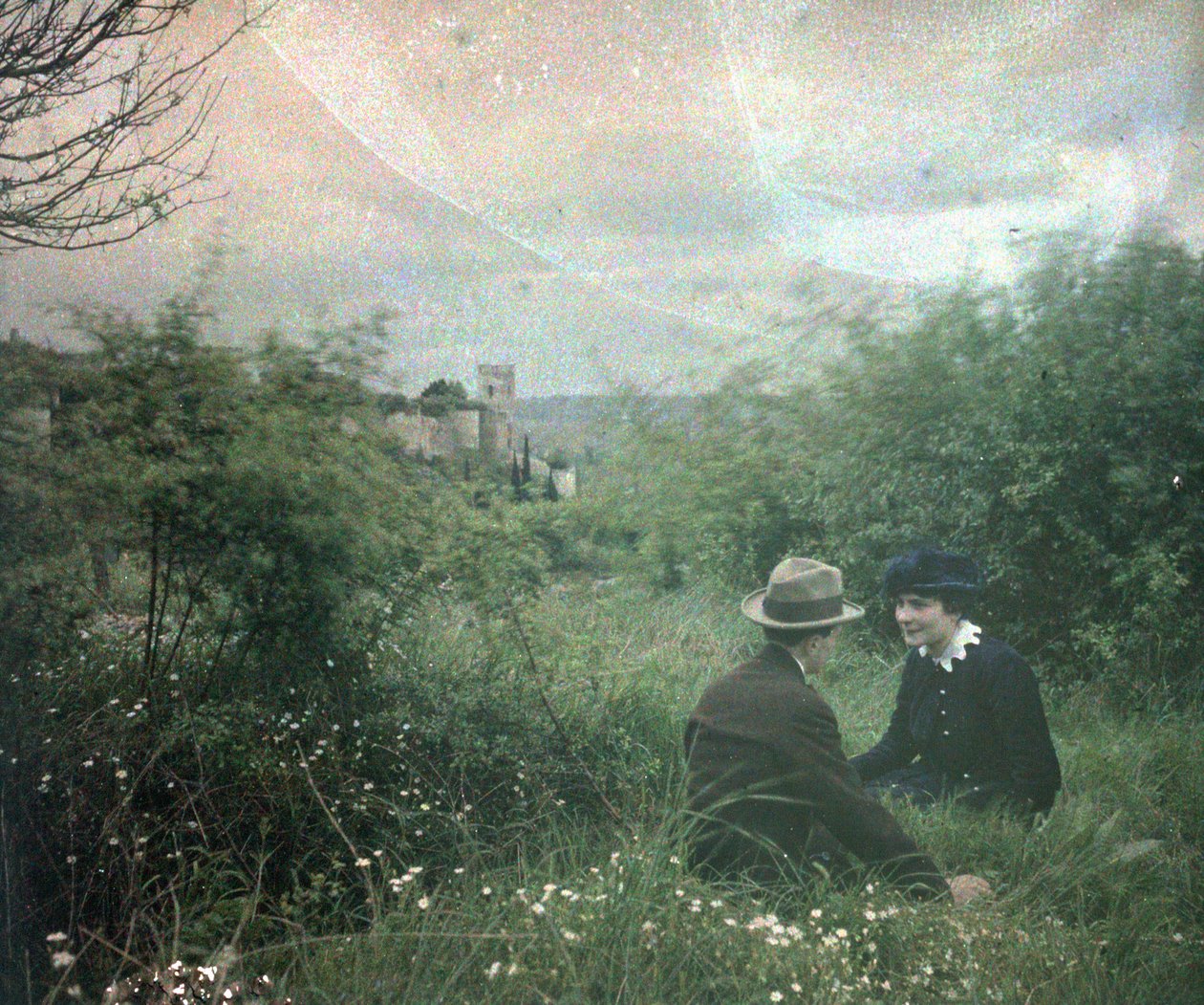 Autochrom anonimowy - Touraine i jego zamki: para C w pobliżu zamku, Chinon, Francja autorstwa Unbekannter Künstler