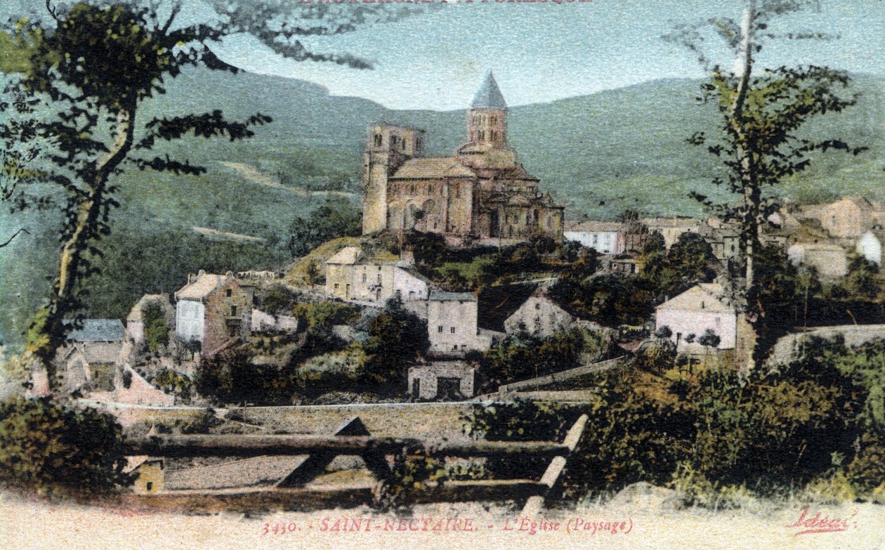 Auvergne, Puy-de-Dome (63), Saint Nectaire (Saint-Nectaire): widok na wieś i kościół, koniec XIX-pocz. XX w. - Pocztówka autorstwa William M. Timlin