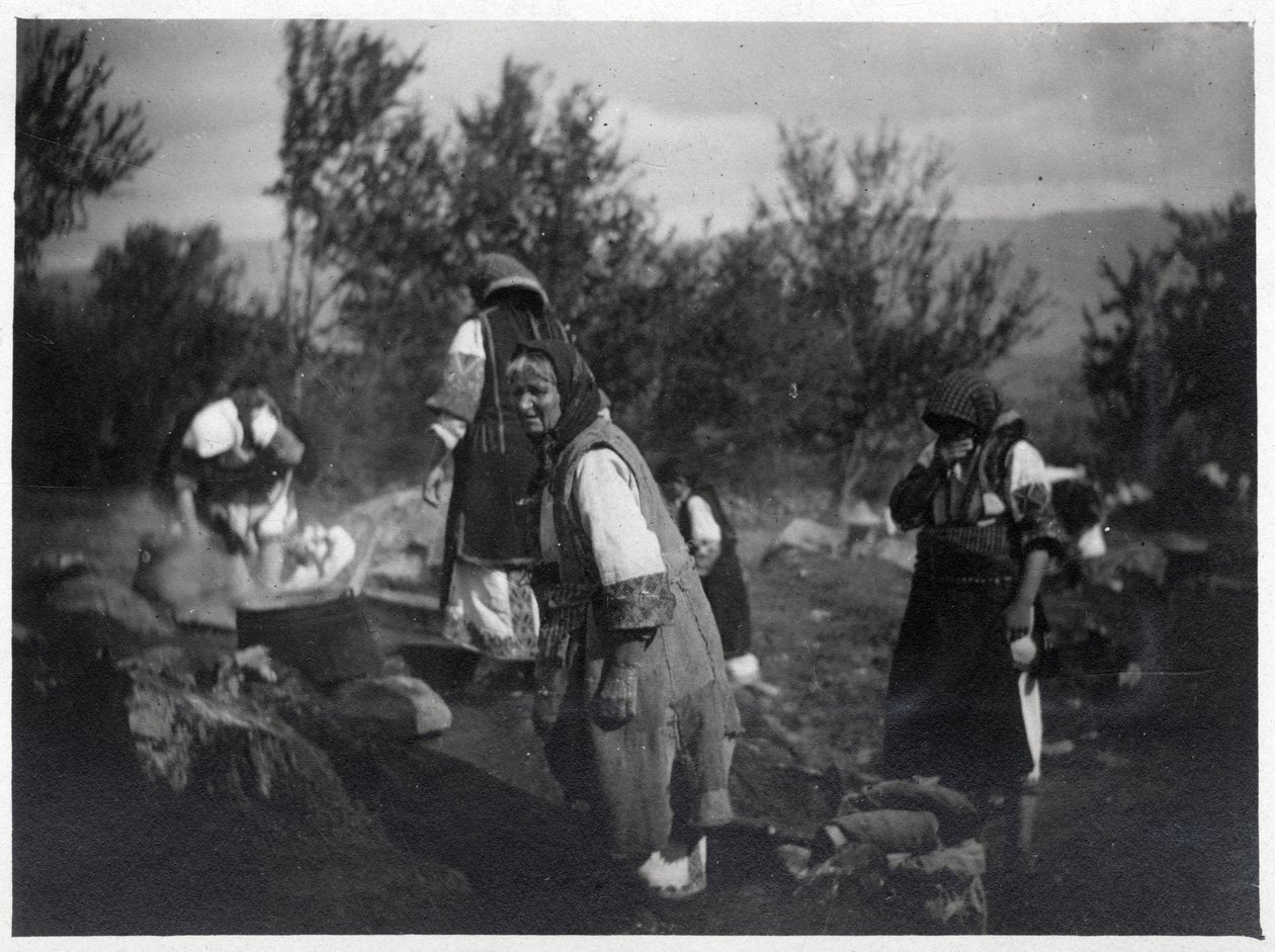 Półwysep Bałkański: Kobiety przed garnkiem na ogniu - Pocztówka 1914-1918 autorstwa William M. Timlin