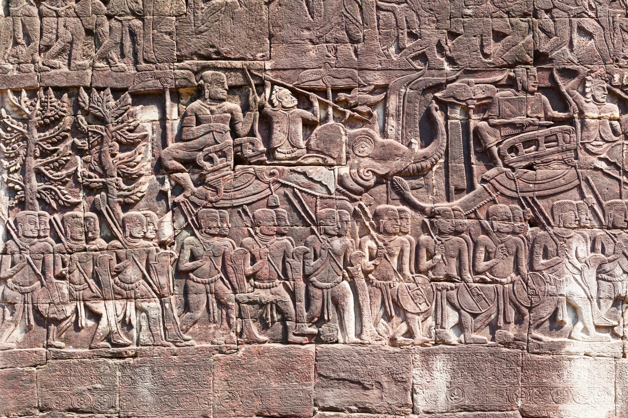 Płaskorzeźby po zachodniej stronie świątyni Bayon przedstawiające maszerujących żołnierzy Khmerów, stanowisko archeologiczne Angkor, Kambodża (zdjęcie) autorstwa Unbekannter Künstler