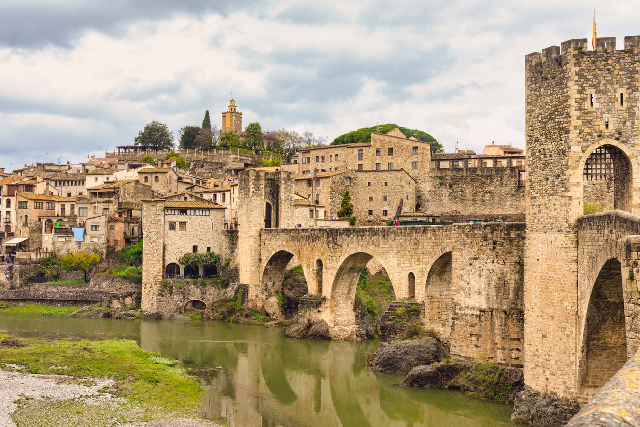 Besalu, prowincja Girona, Katalonia, Hiszpania, 2018 r. (zdjęcie) autorstwa Unbekannter Künstler