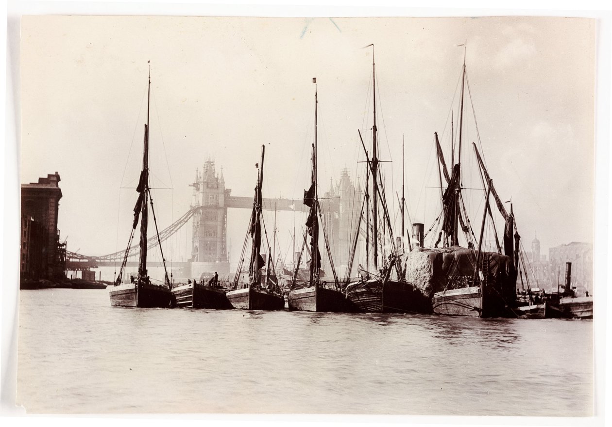 Łodzie zacumowane przy Tower Bridge autorstwa Unbekannt