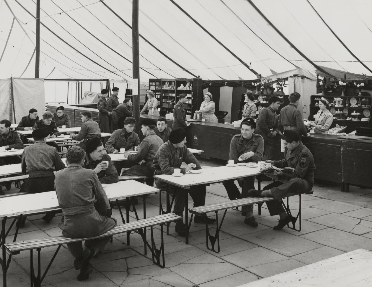Namiot stołowy, obóz letni w Weybourne, kwiecień 1954 (zdjęcie czarno-białe) autorstwa Unbekannt