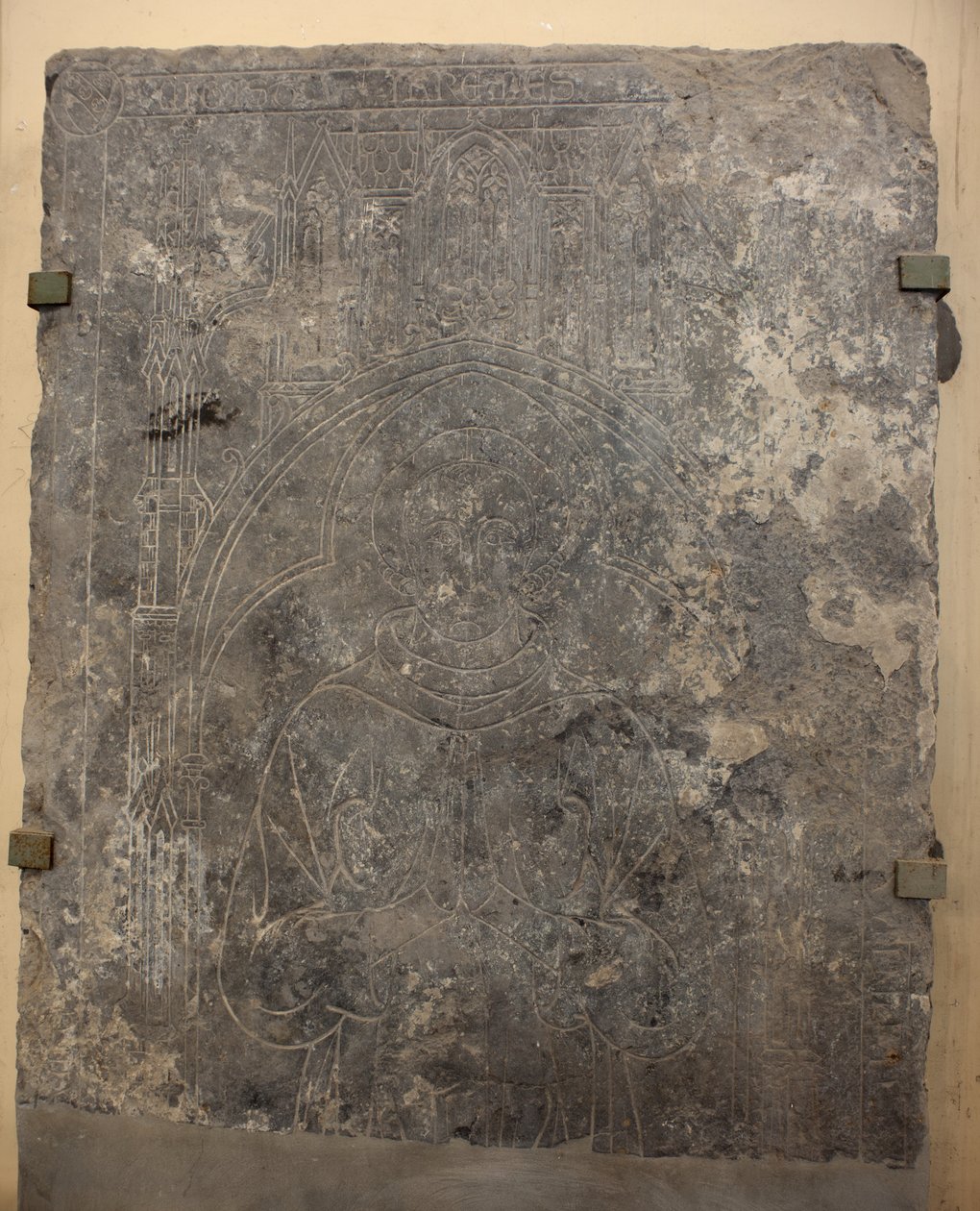 Kolekcja katedralna. Fragment kamiennej płyty. Płaskorzeźba. Urzędnik kościelny. Kościół pochodzenia (Saint-Quentin of Tournai. Koniec XIII wieku. Szczegół. autorstwa Unbekannter Künstler
