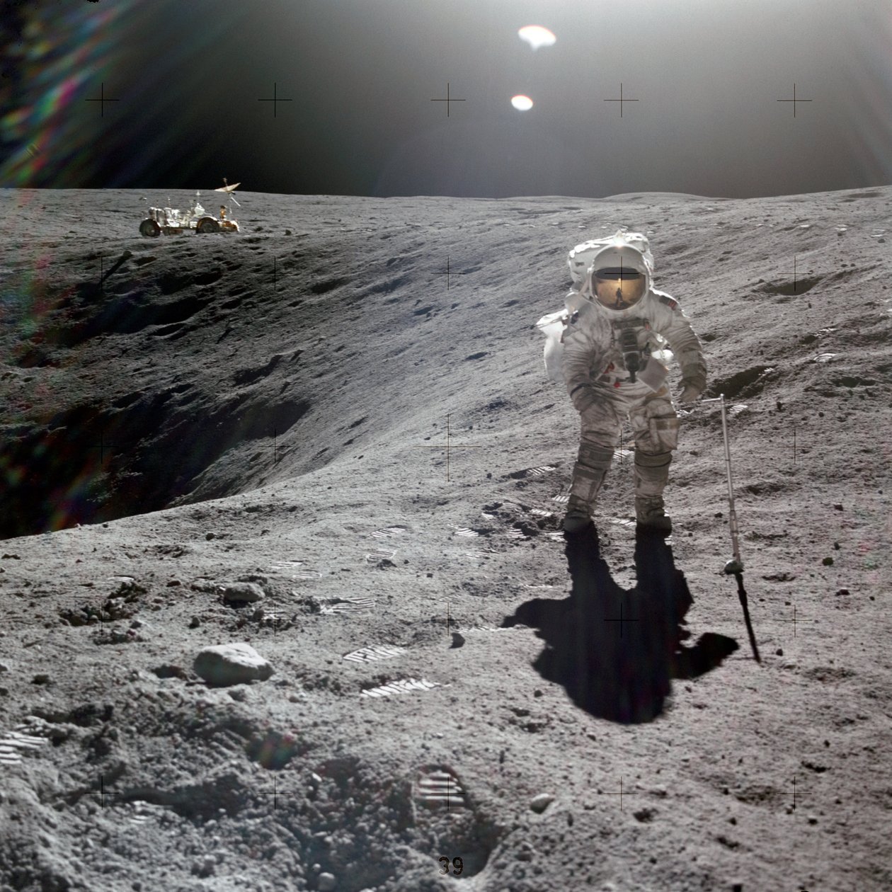 Charles M. Duke, Jr., pilot modułu księżycowego misji Apollo 16, zbierający próbki księżycowe na krawędzi krateru Plum, kwiecień 1972 (zdjęcie) autorstwa Unbekannt
