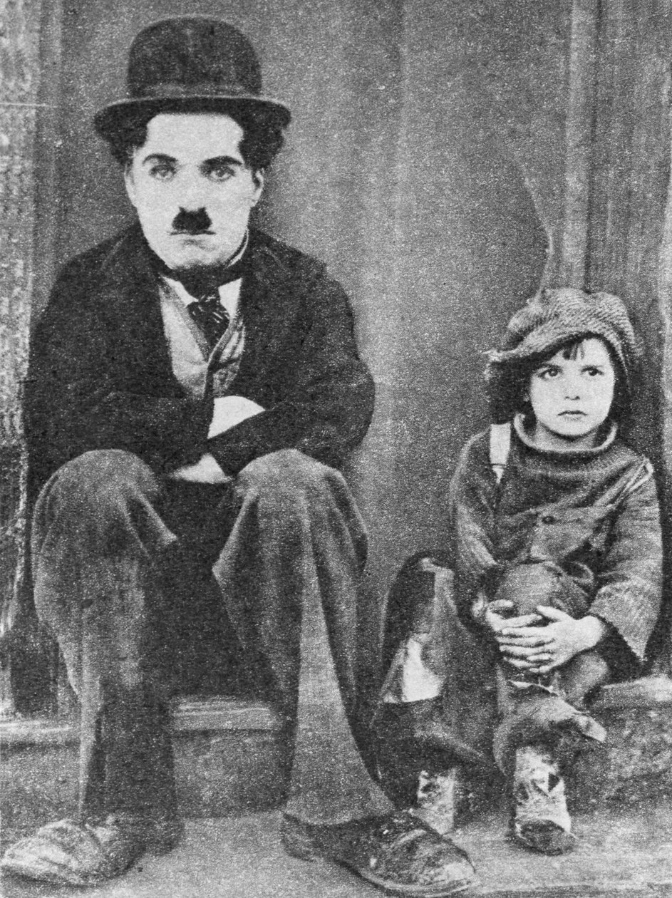 Charlie Chaplin i Jackie Coogan w Dzieciaku (zdjęcie czarno-białe) autorstwa Unbekannt