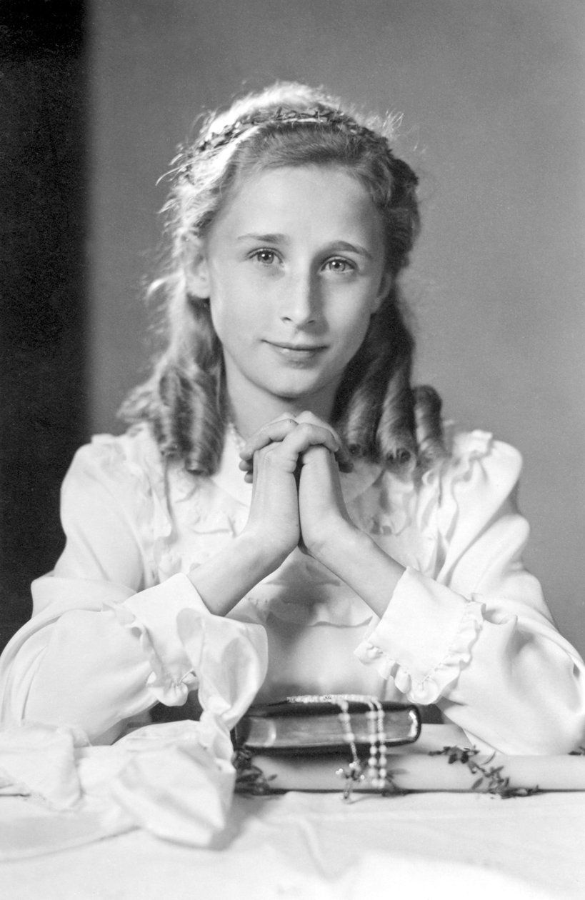 Chrześcijanka z rękami złożonymi w pozycji modlitewnej z Biblią, różańcem i świecą (zdjęcie komunii). Fotografia około 1932 autorstwa Unbekannt