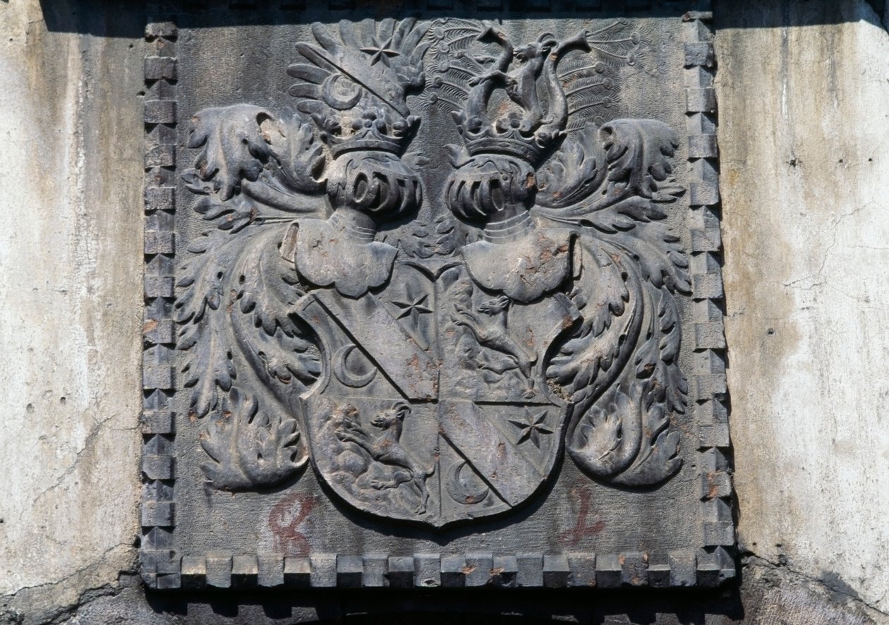 Herb na drewnianych drzwiach domu w Lavis, Trento, Trentino-Alto Adige, Włochy autorstwa Benjamin Baud