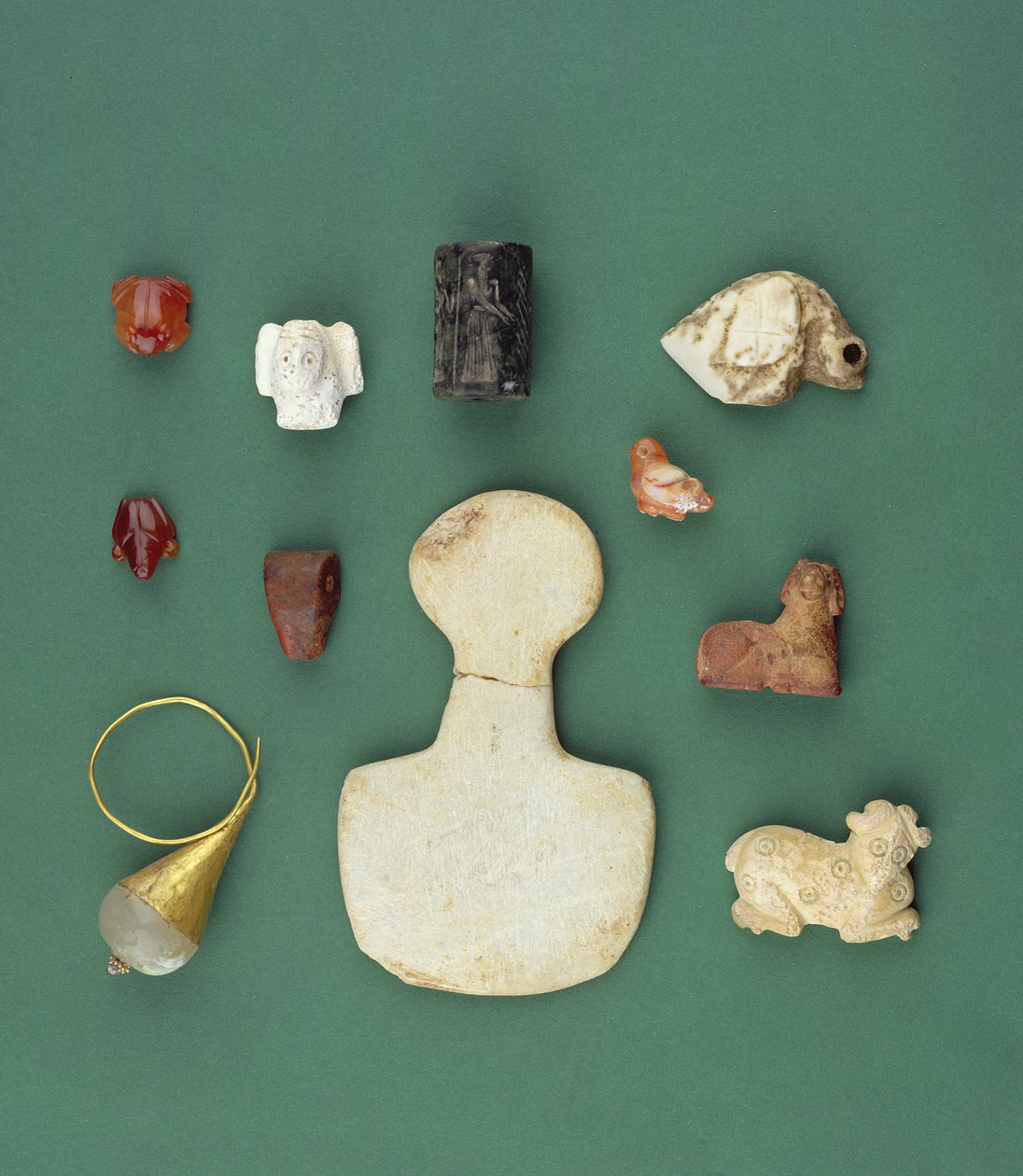 Kolekcja obiektów ze wschodniego wybrzeża Morza Śródziemnego, w tym amulet sępa sumeryjskiego, akadyjska serpentynowa pieczęć i mezopotamska żaba karneolowa, z lat 3300-2000 p.n.e. autorstwa Unbekannt