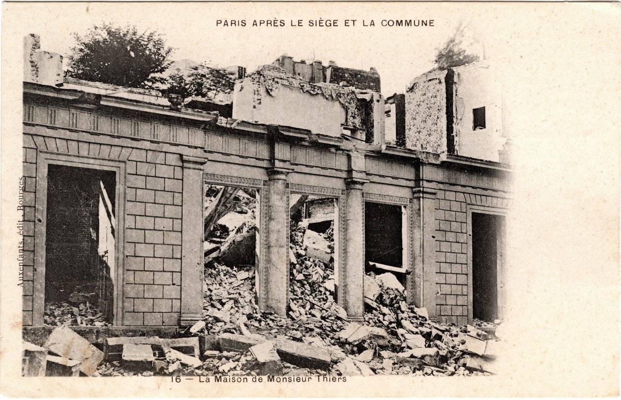 Commune de Paris (1871): Rezydencja Adolphe Thiersa została zniszczona po konfiskacie jego majątku w maju 1871. Druk na tekturze, wym. 9x14 cm autorstwa Unbekannt